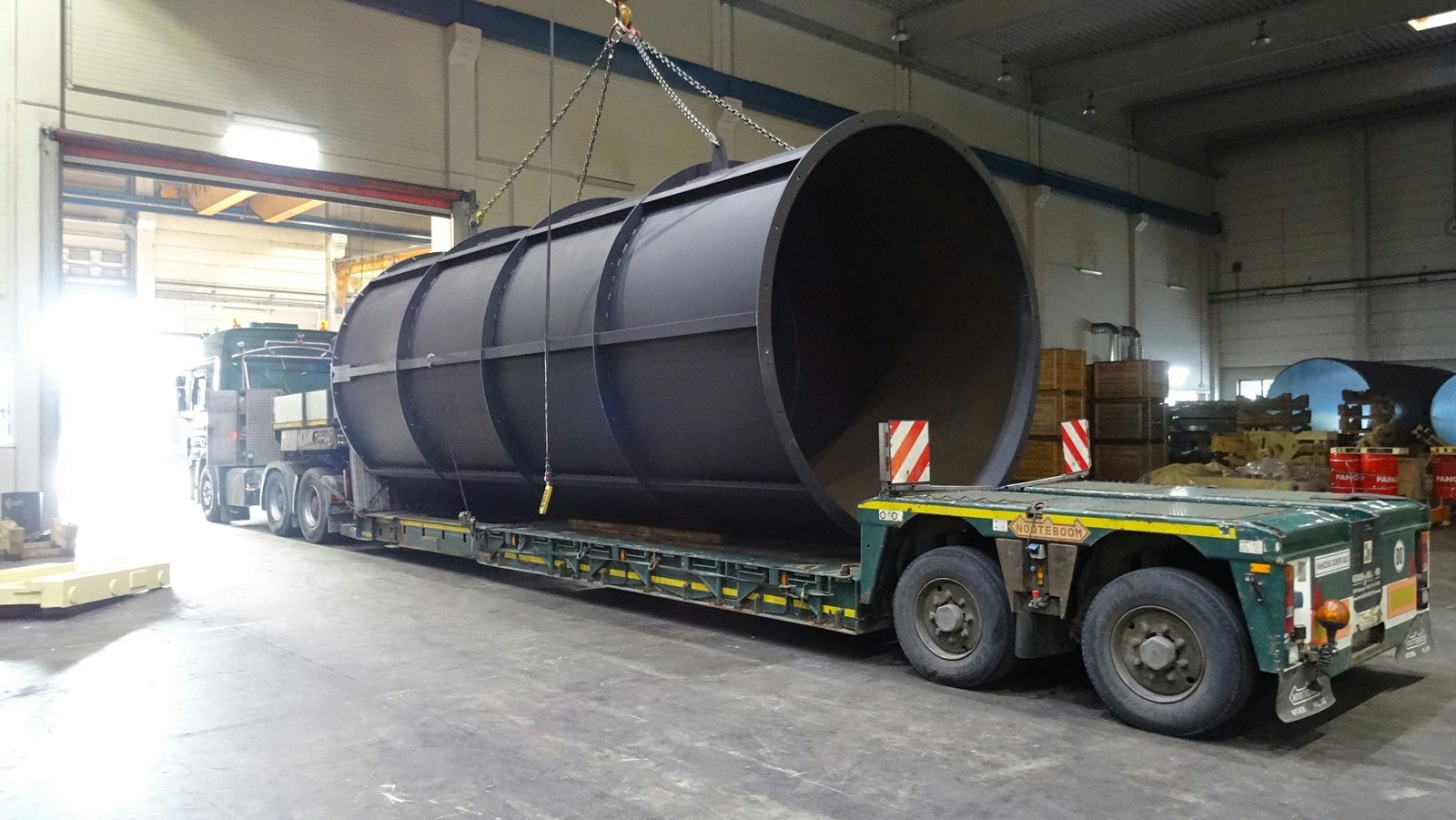 Rørkomponent til udsugningsanlæg i sværindustrien under transport – specialmaskinbygning anlægsbyggeri Bock Maschinenbau GmbH Lorch