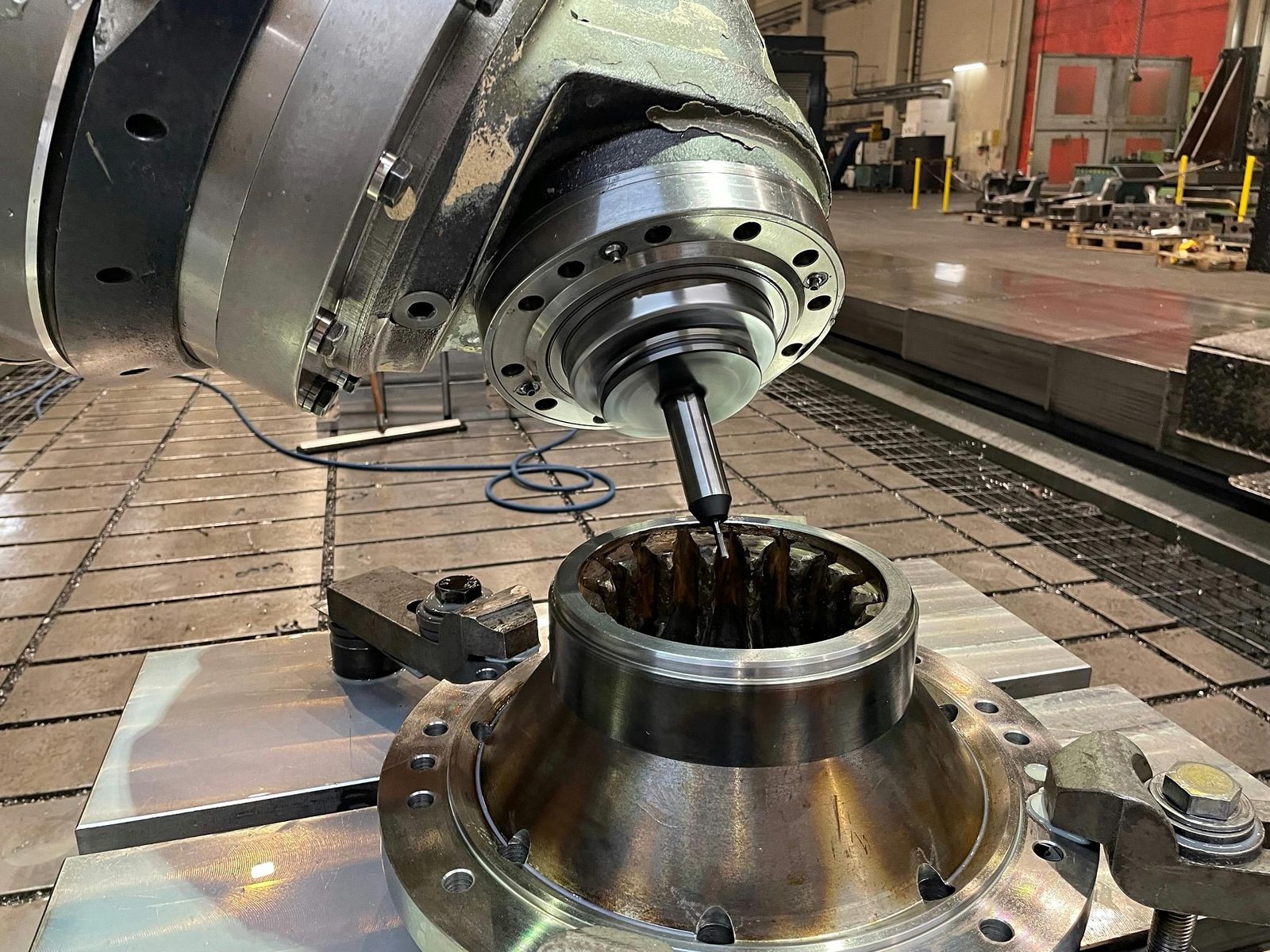 5-Achs-Fräszentrum mit Schwenkkopf bei der CNC-Bearbeitung – Bock Maschinenbau, Lorch