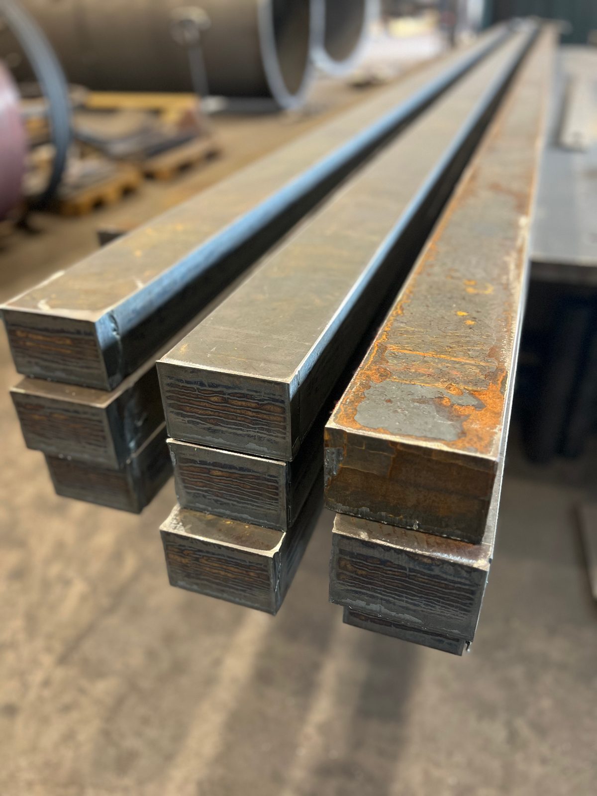 Lange S355-Brennteile nach dem autogenen Brennschneiden – Brennzuschnitt bei Bock Maschinenbau