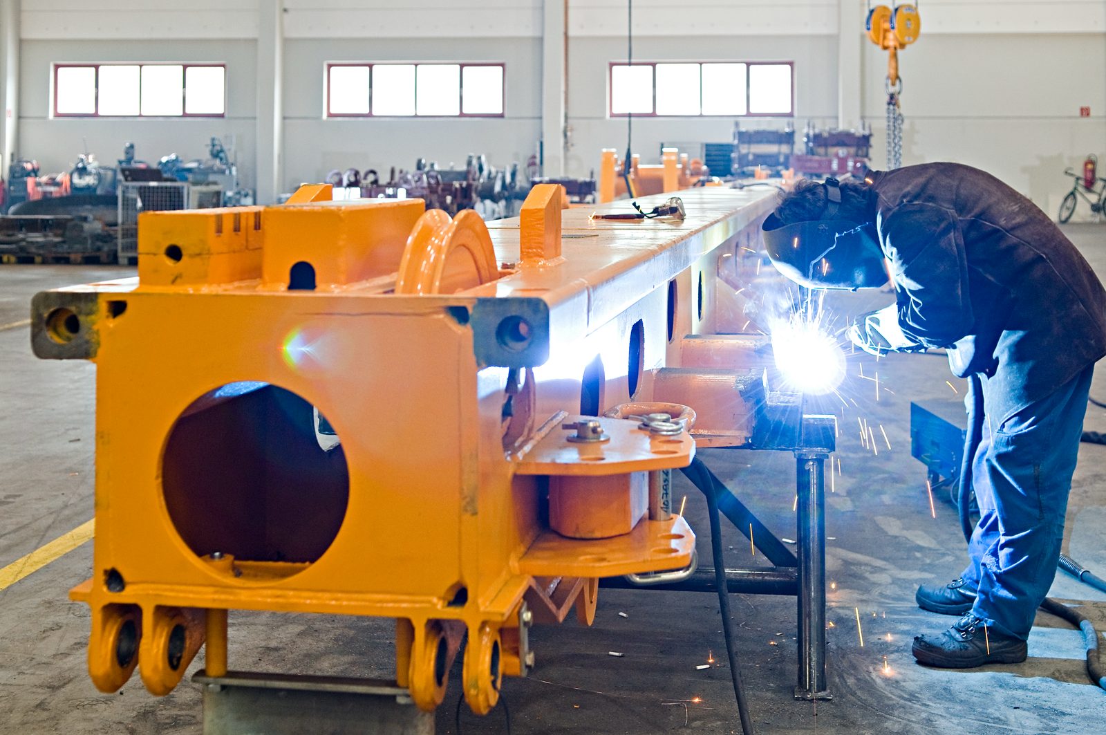 Schweißer beim Schweißen eines großformatigen Bauteils für Baumaschinen – Schweißbaugruppen DIN EN 1090 Lohnfertigung Bock Maschinenbau Lorch