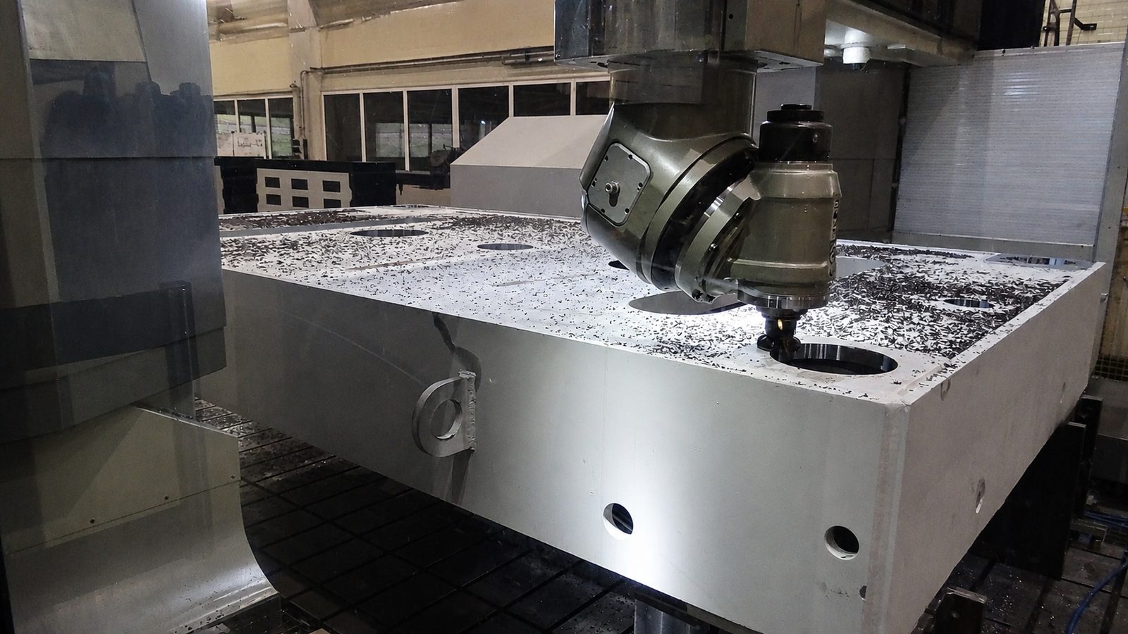 CNC Fräsmaschine mit Bohrwerk bei der Bearbeitung eines Gussgehäuses – Portalfräsen Bohrwerk Lohnfertigung Bock Maschinenbau Lorch