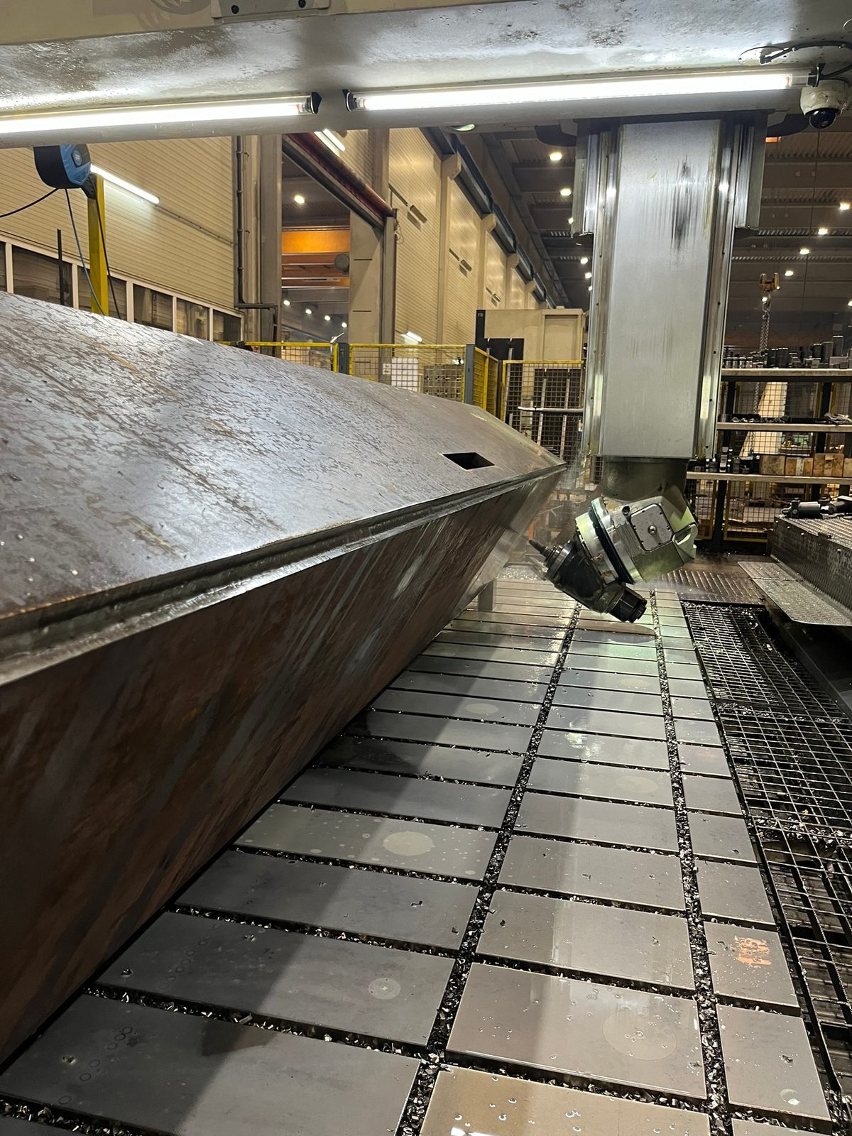Geschweißter Stahl-Kastenträger beim Aufspannen zur CNC-Großteilbearbeitung mit Schwenkkopf – Bock Maschinenbau, Lorch