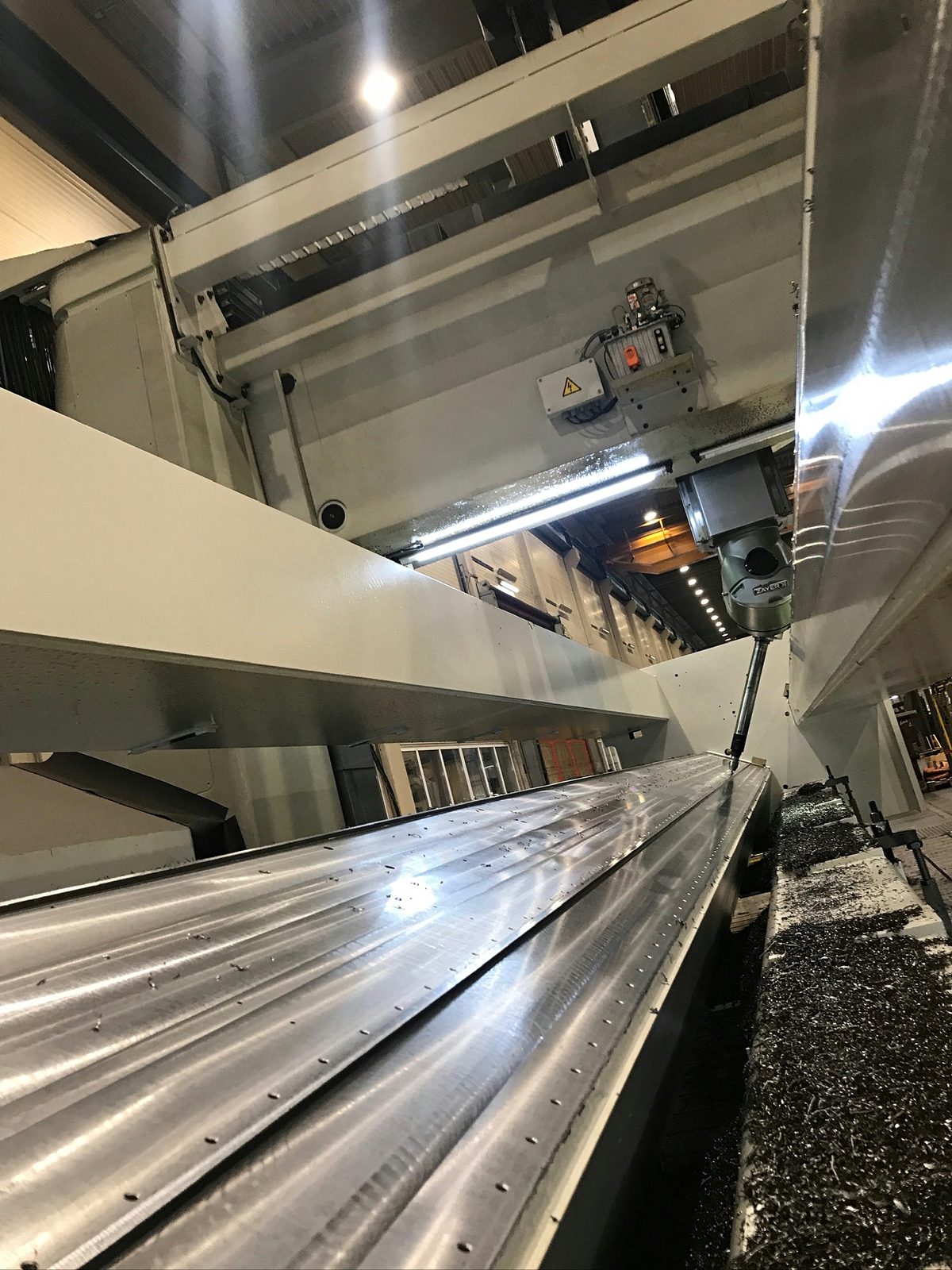 CNC-Portalfräsen eines langen Stahlträgers mit Bohrbild auf der Zayer-Portalfräsmaschine – Bock Maschinenbau, Lorch