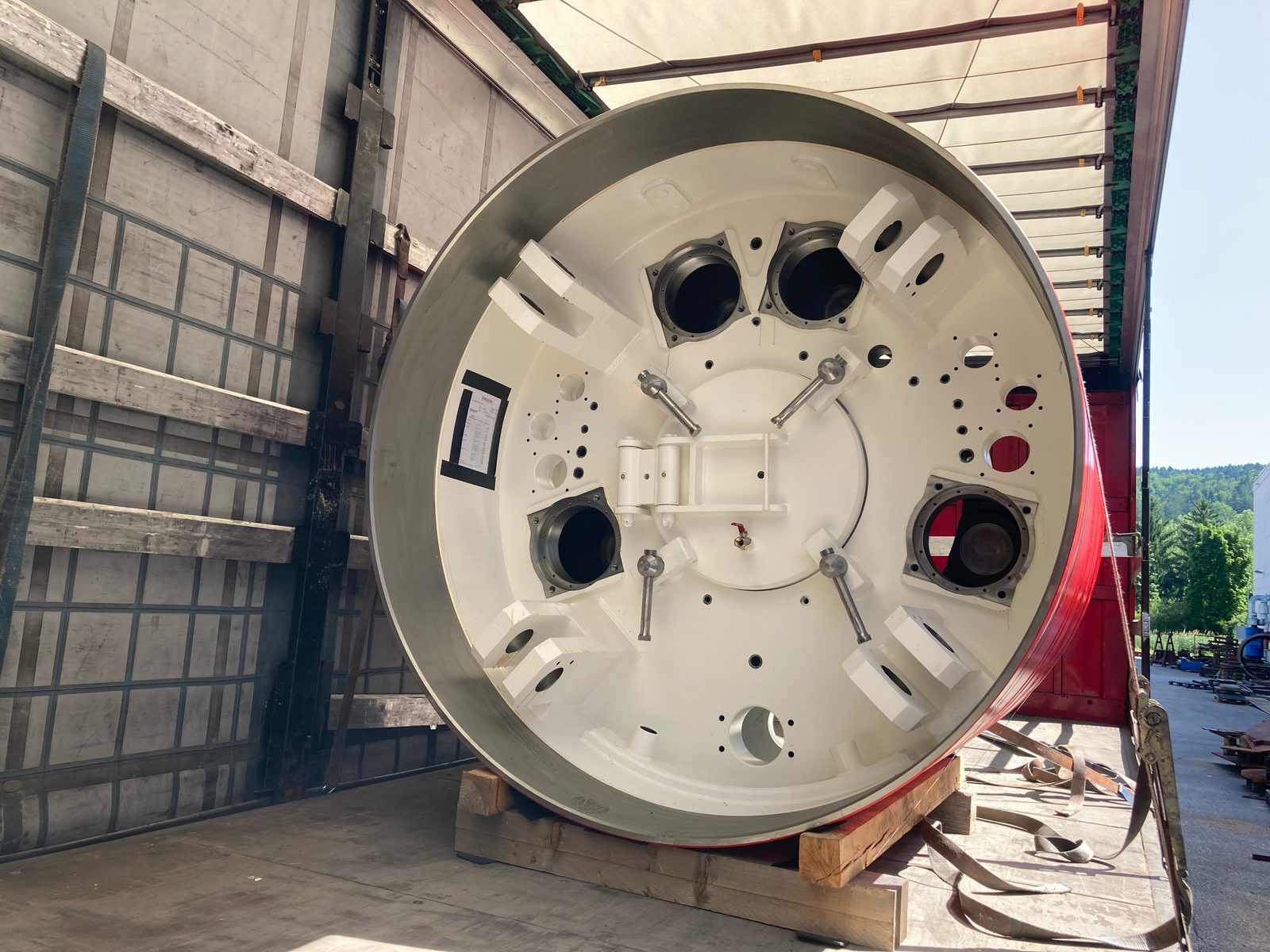 Montierte Großbaugruppe mit Anschlussflanschen, versandfertig verzurrt – Baugruppenmontage in Lohnfertigung bei Bock Maschinenbau in Lorch