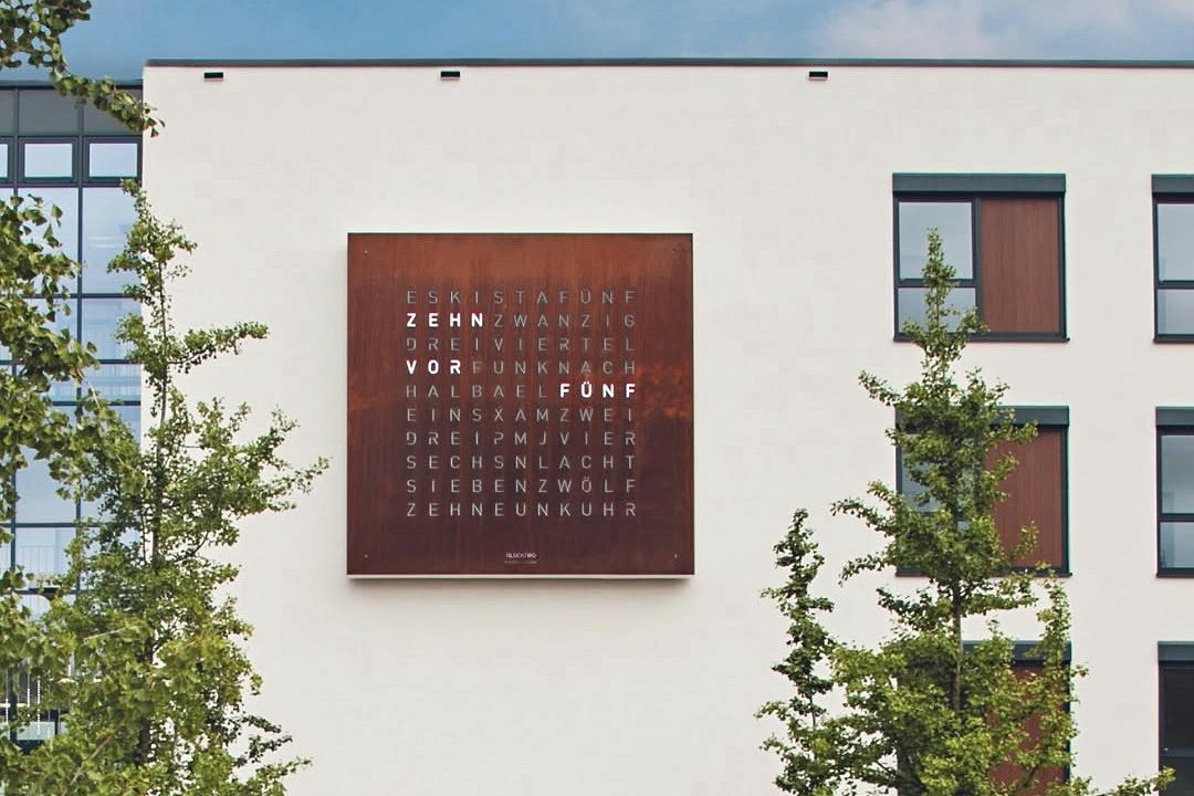Größte Wortuhr der Welt aus Cortenstahl an der Fassade des Gamundia-Gebäudes in Schwäbisch Gmünd