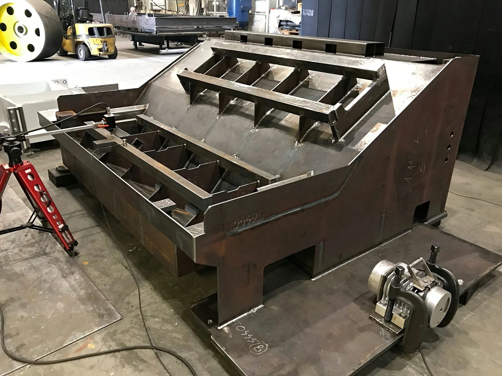 Schüttguttechnik – Schwingfördertrog als Stahlkonstruktion, Sondermaschinenbau Komplettanbieter mit Vibrationsentspannen bei Bock Maschinenbau