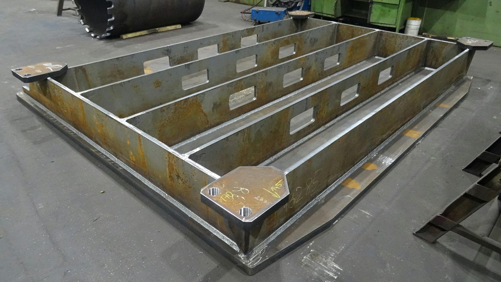 Schweißrahmen und Maschinentisch aus Stahlbau und Massivbau in der Komplettfertigung mit mechanischer Bearbeitung