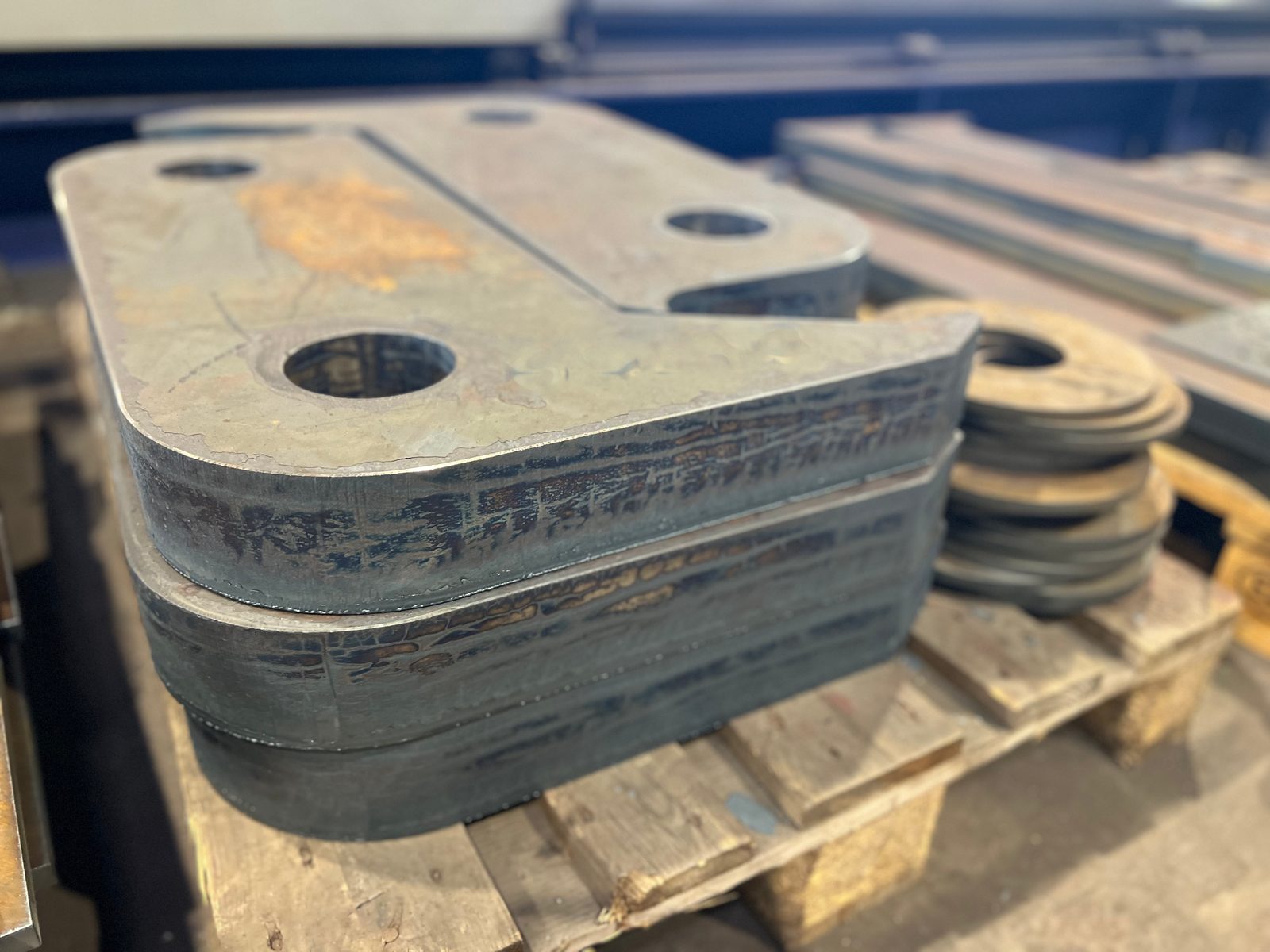 Autogen brenngeschnittene Laschen mit Bohrungen aus dickem Stahlblech – Brennteile aus der Lohnfertigung von Bock Maschinenbau