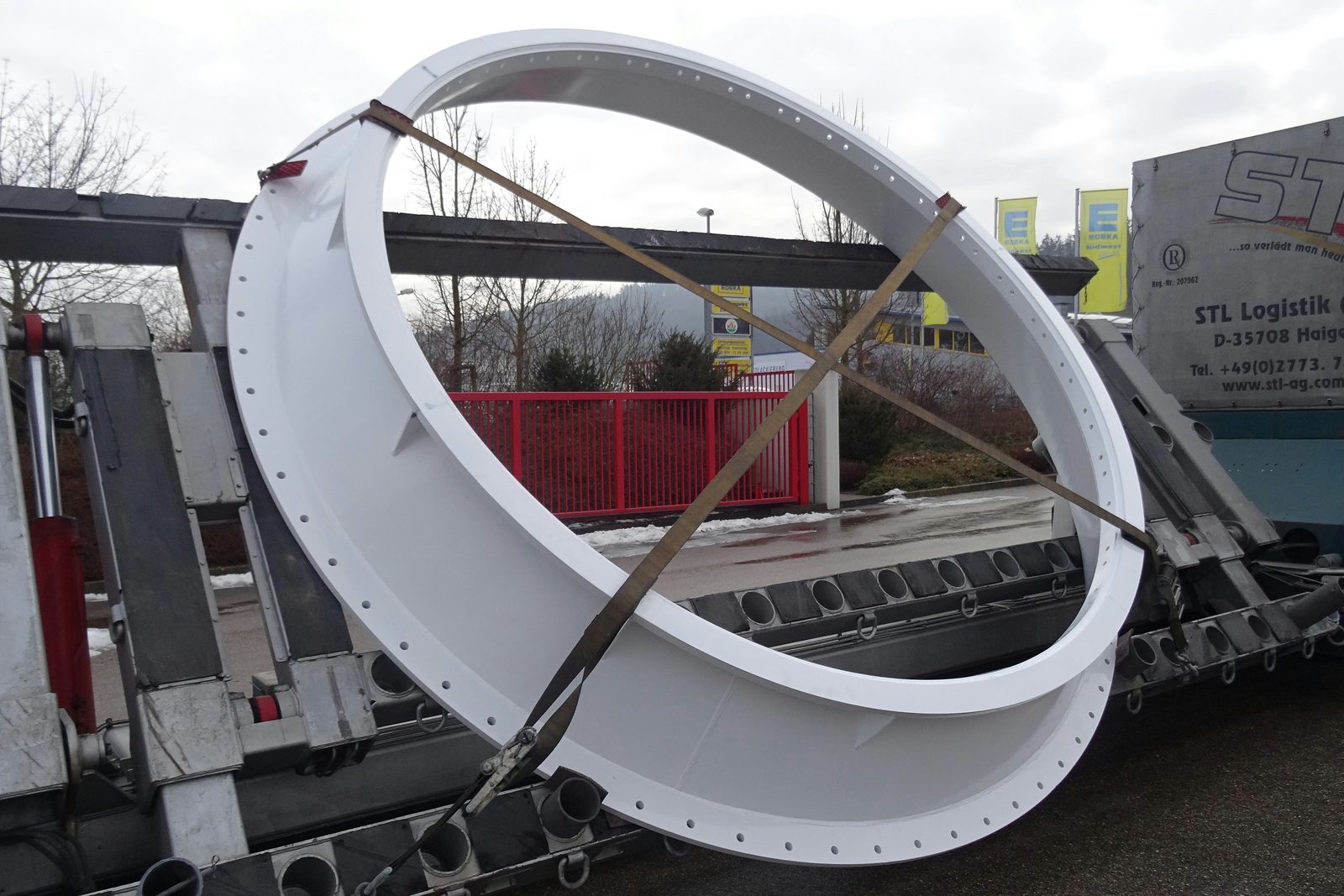 Adapterstück und Gehäuse aus Stahl-Metallbau und Sondermaschinenbau beim Schwertransport mit Schräglade