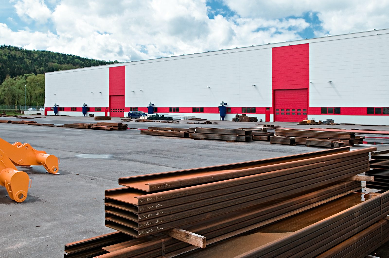 Umfangreiches Materiallager für Stahlbau und Metallbau mit Blechen für Sondermaschinenbau – Schweißfachbetrieb DIN EN 1090 Bock Maschinenbau Lorch