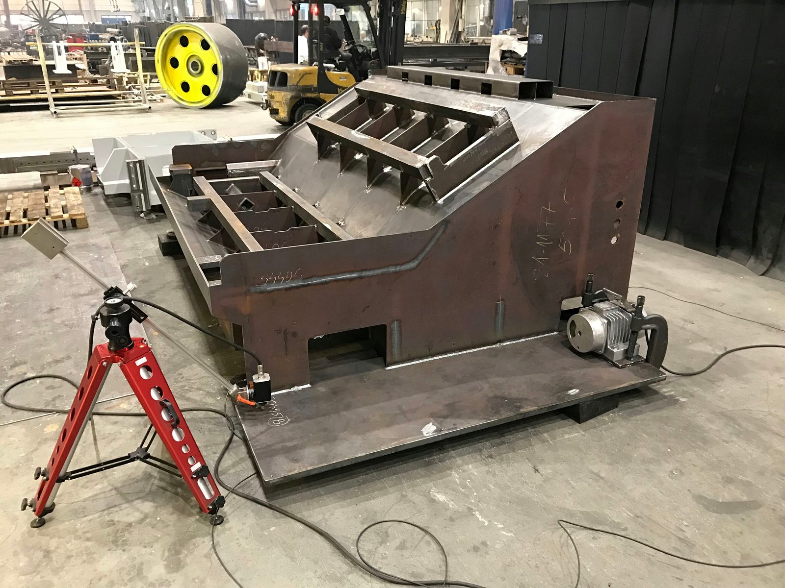 VSR Vibrationsentspannen Setup an Schweißkonstruktion und Stahlbau-Maschinenrahmen – TIG Bock Lorch