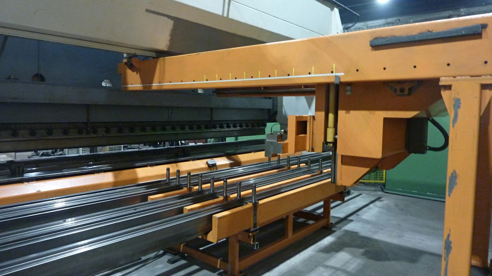 Στραντζάρισμα έως 1.000 t – Weinbrenner – πρέσα στραντζαρίσματος, αποθήκη μητρών – με 6.100 mm – για λαμαρίνες & επίπεδα προϊόντα, δοχεία & συσκευές