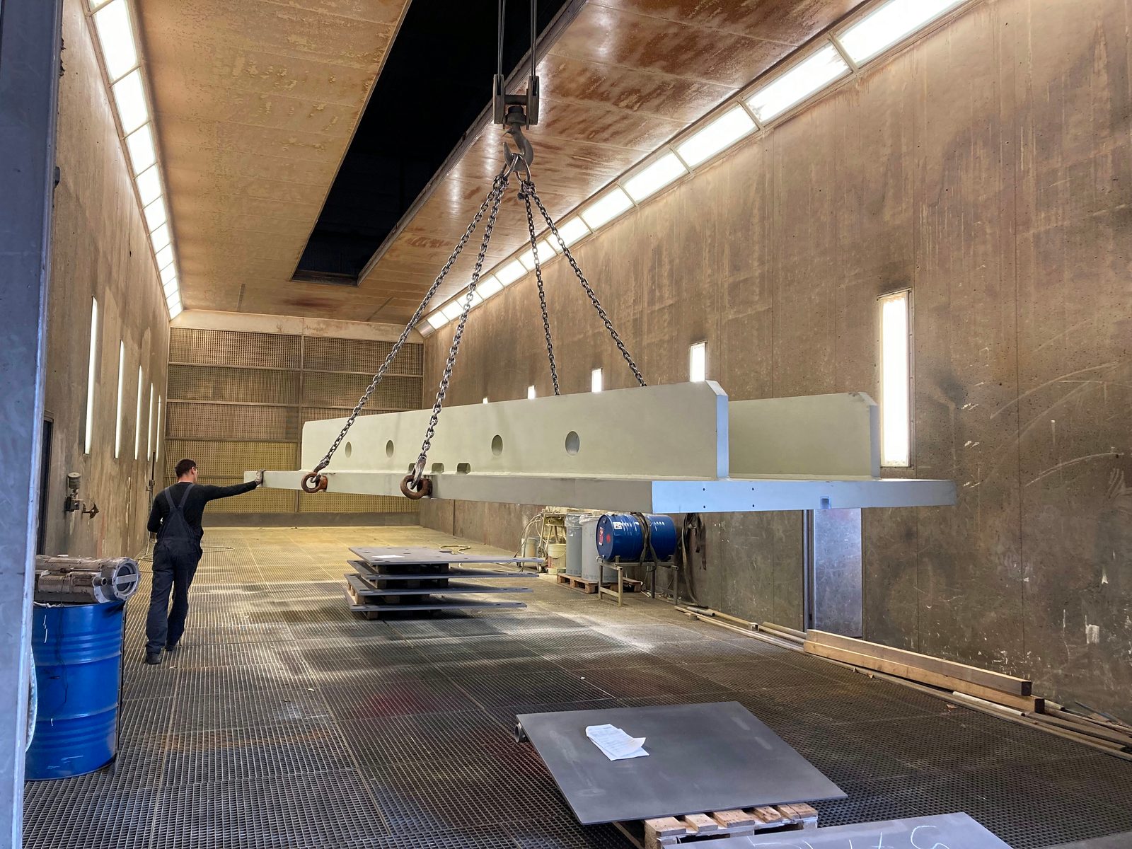 Βιομηχανική βαφή EN ISO 12944: επικαλυμμένη χαλύβδινη δοκός σε αλυσοδέτη στον δικό μας θάλαμο βαφής