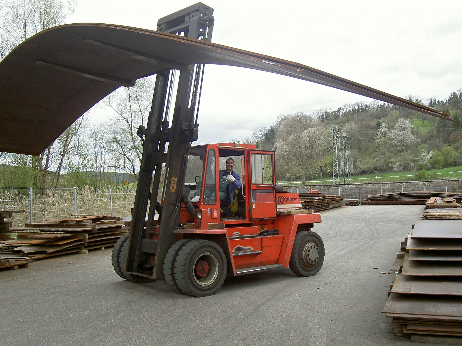Contract manufacturing for the steel construction sector – Kalmar 12 t forklift truck – steel plates at the material storage yard