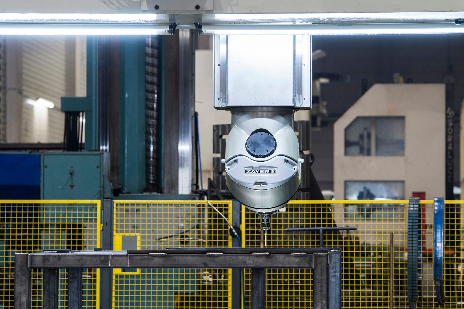 Gantry milling on the Zayer Thera W in contract manufacturing – Zayer – with 26 m of travel – for turned and milled parts