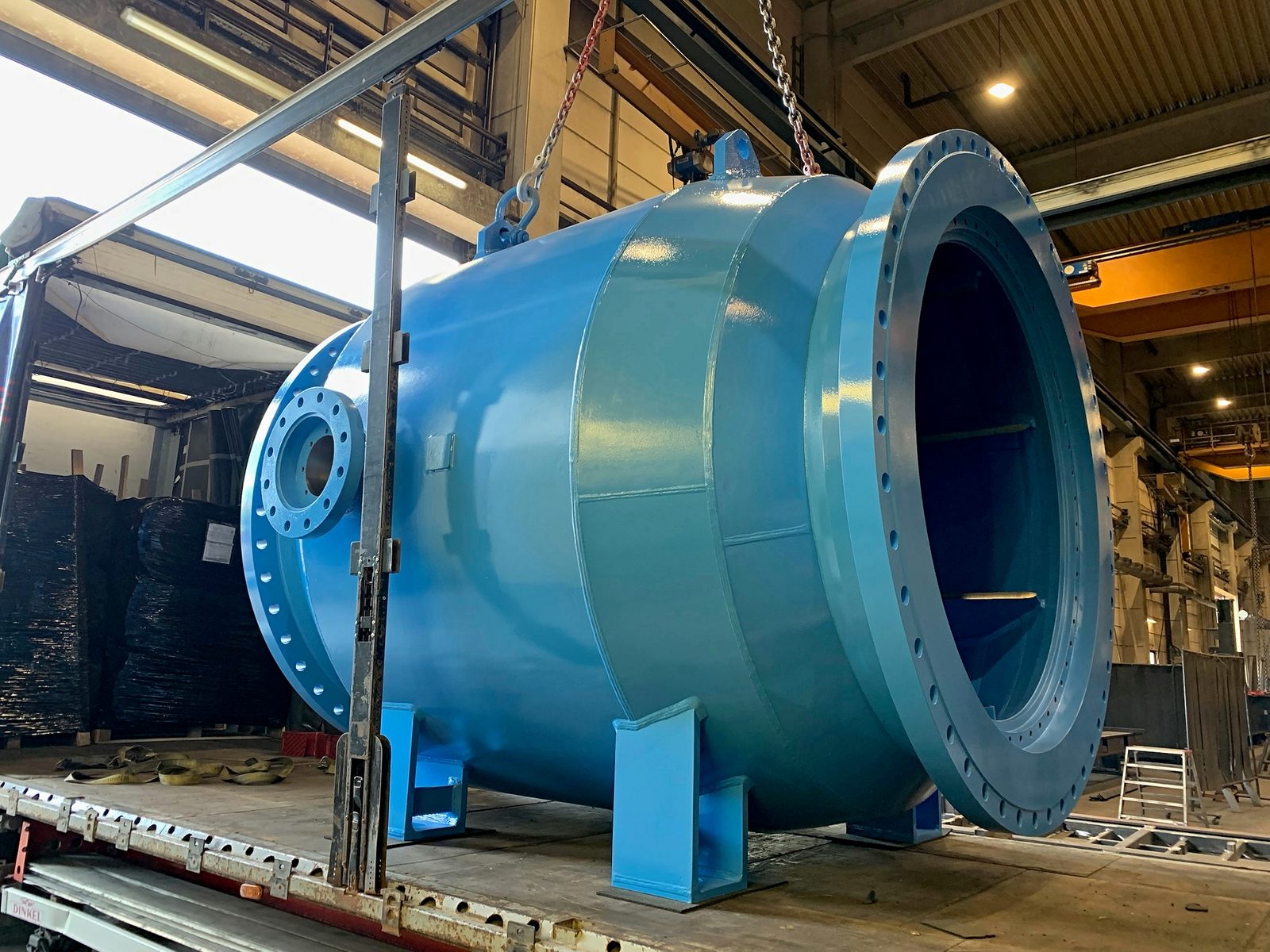 Industrial painting of apparatus engineering – cylinder housing with flange, C5-M corrosion protection for transport and export at Bock Maschinenbau