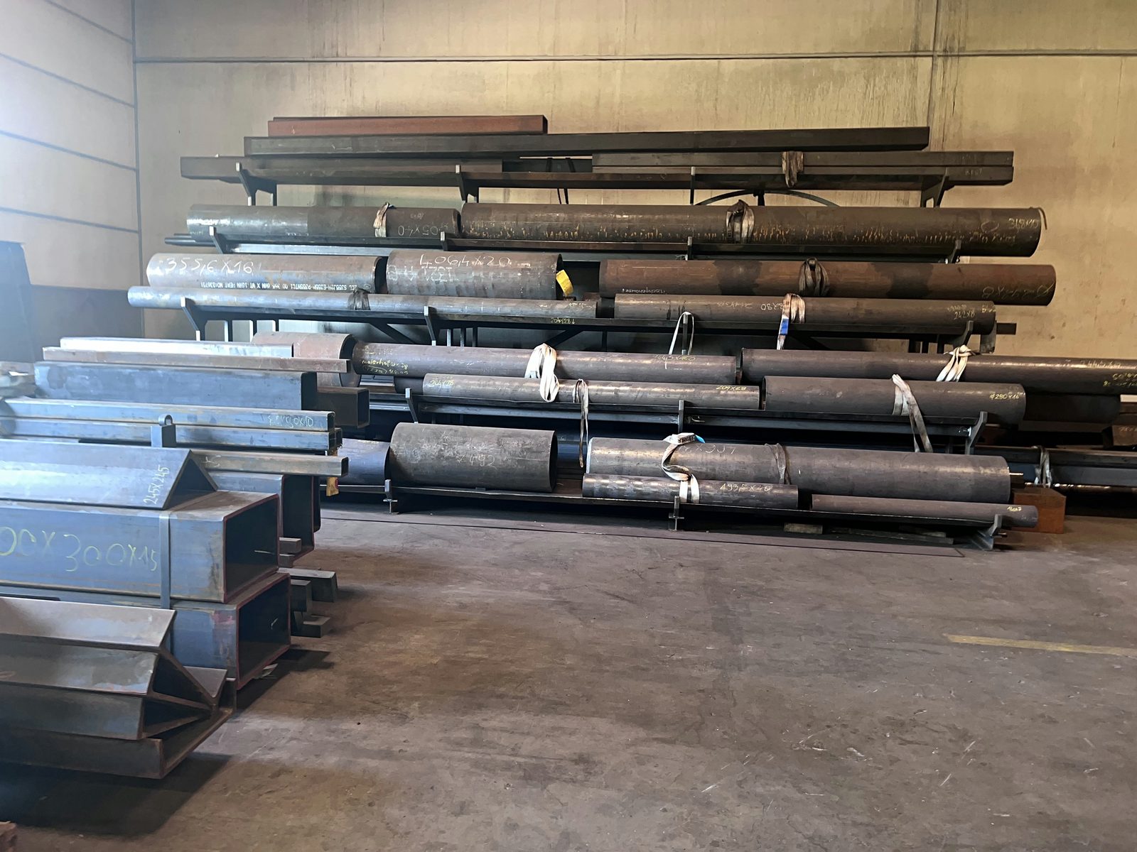 Material store with thick-walled large-diameter tubes and round bar for saw cutting