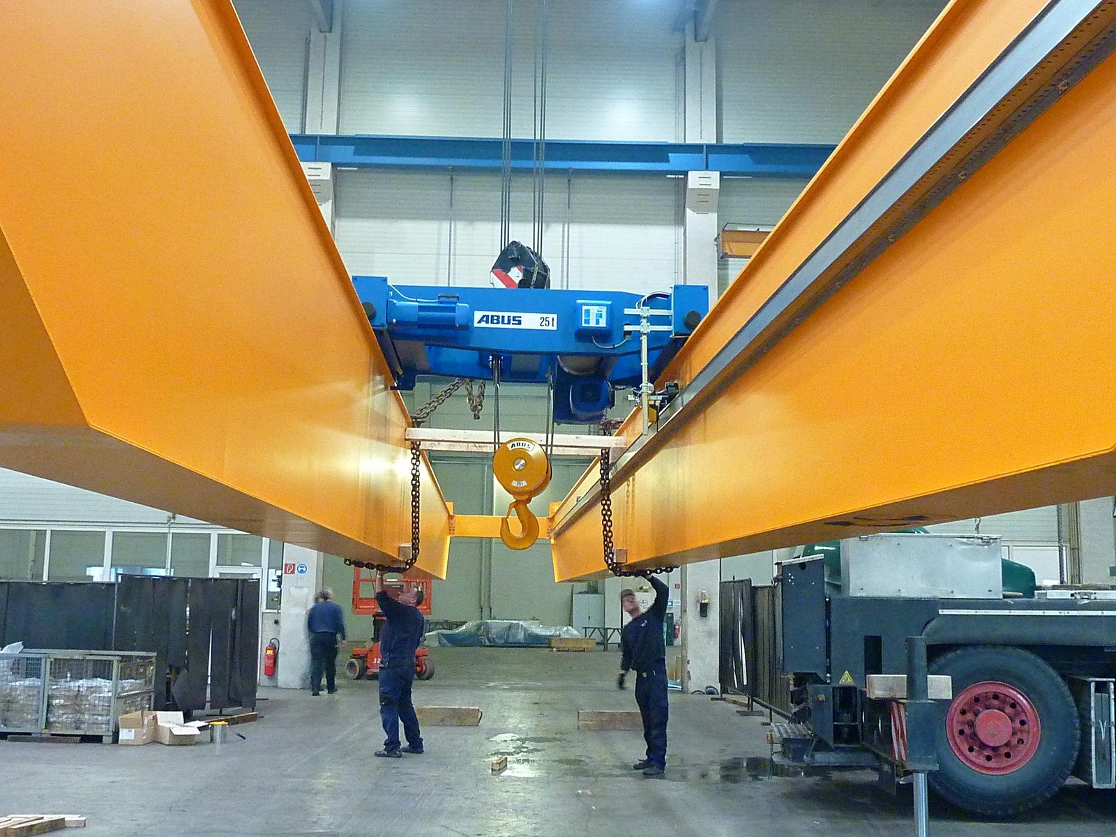 Overhead crane lifting a crane girder during assembly in the production hall – heavy-load handling at Bock Maschinenbau GmbH Lorch