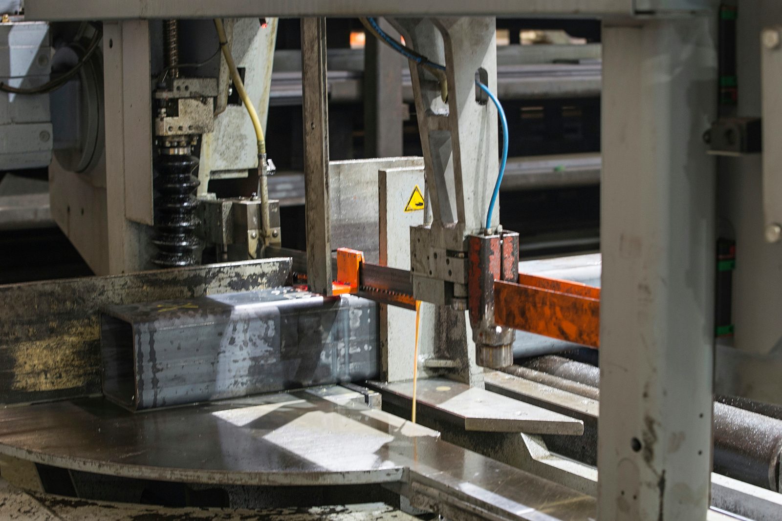 Saw cutting of tubes and sections in contract manufacturing – for sections and beams