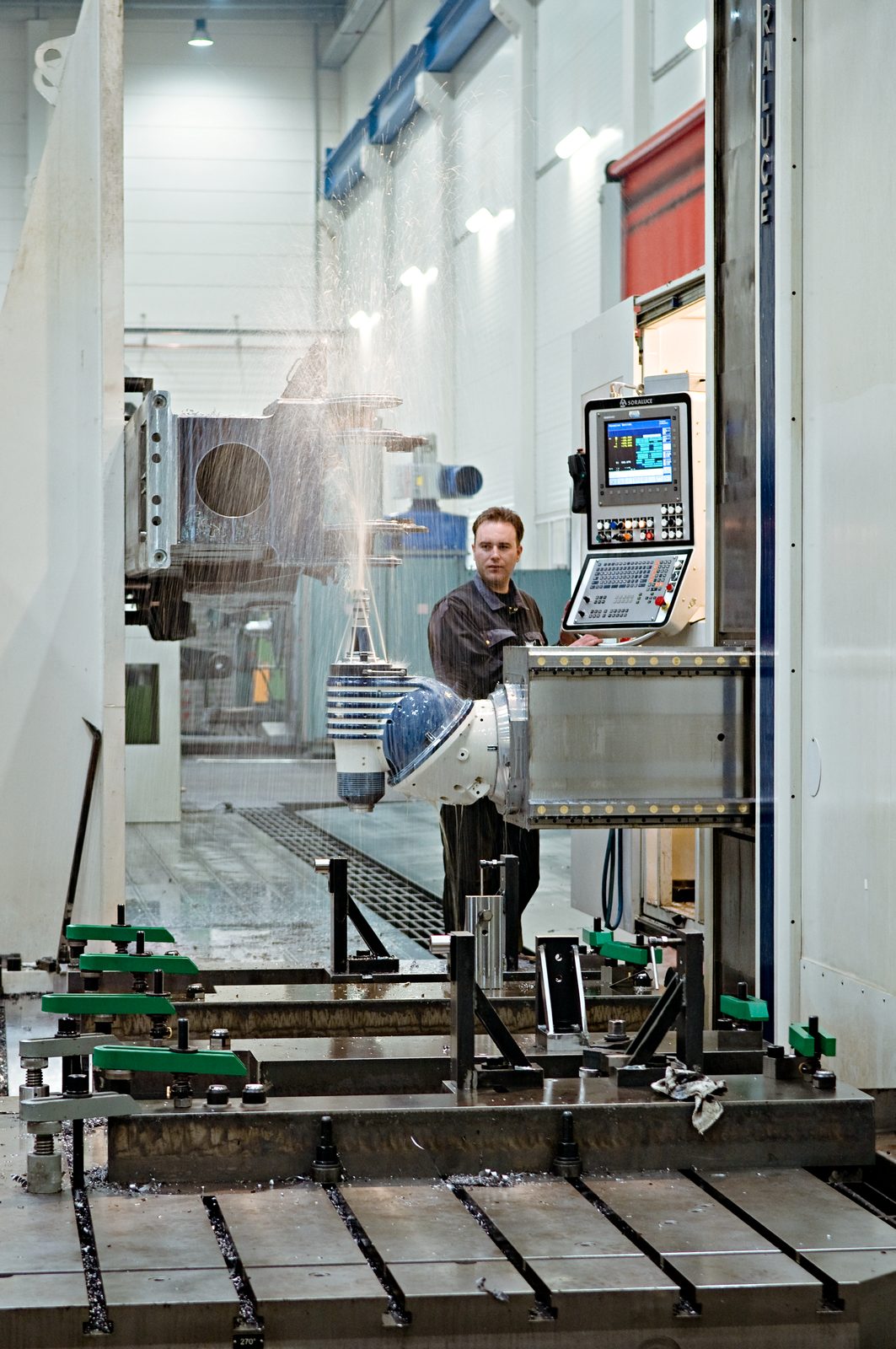 Travelling-column milling center Soraluce in contract manufacturing – Soraluce – metal cutting with coolant, large-part machining
