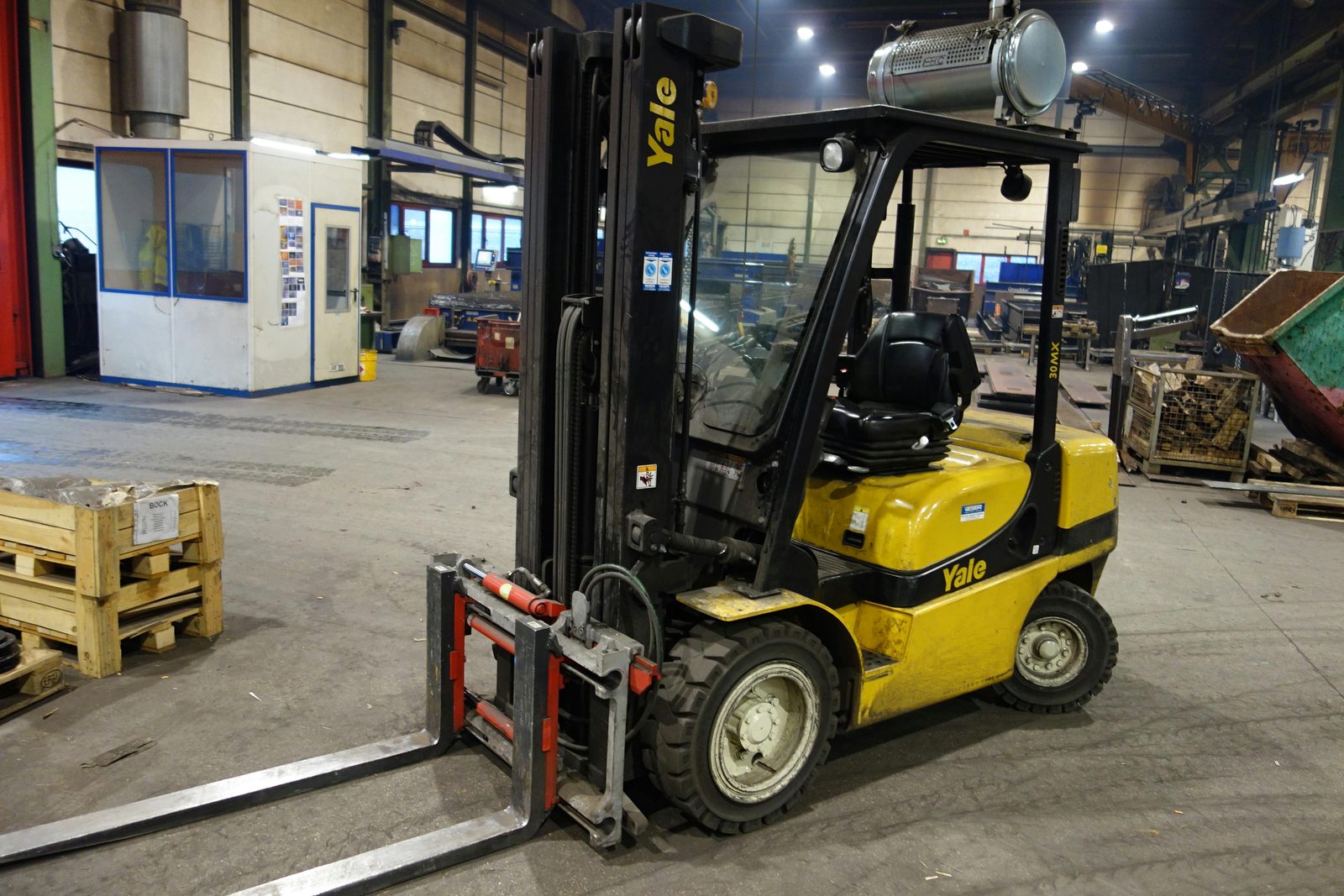 Yale 3 t forklift truck in the Bock Maschinenbau factory hall in Lorch