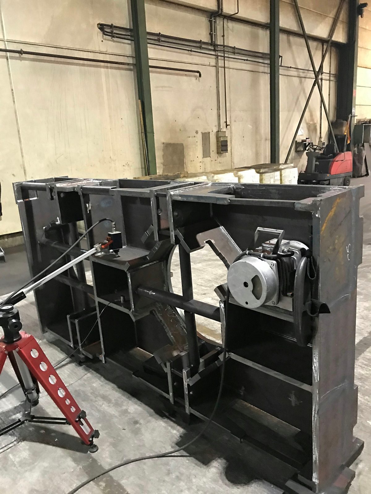 Montaje e instalación de distensión por vibración en construcción de acero y conjunto soldado