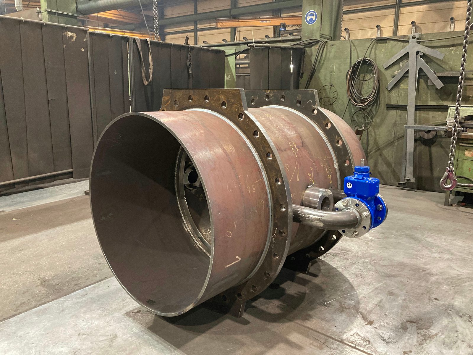Gran conjunto tubular soldado con bridas y válvula de cierre para estructura hidráulica de acero en Bock Maschinenbau