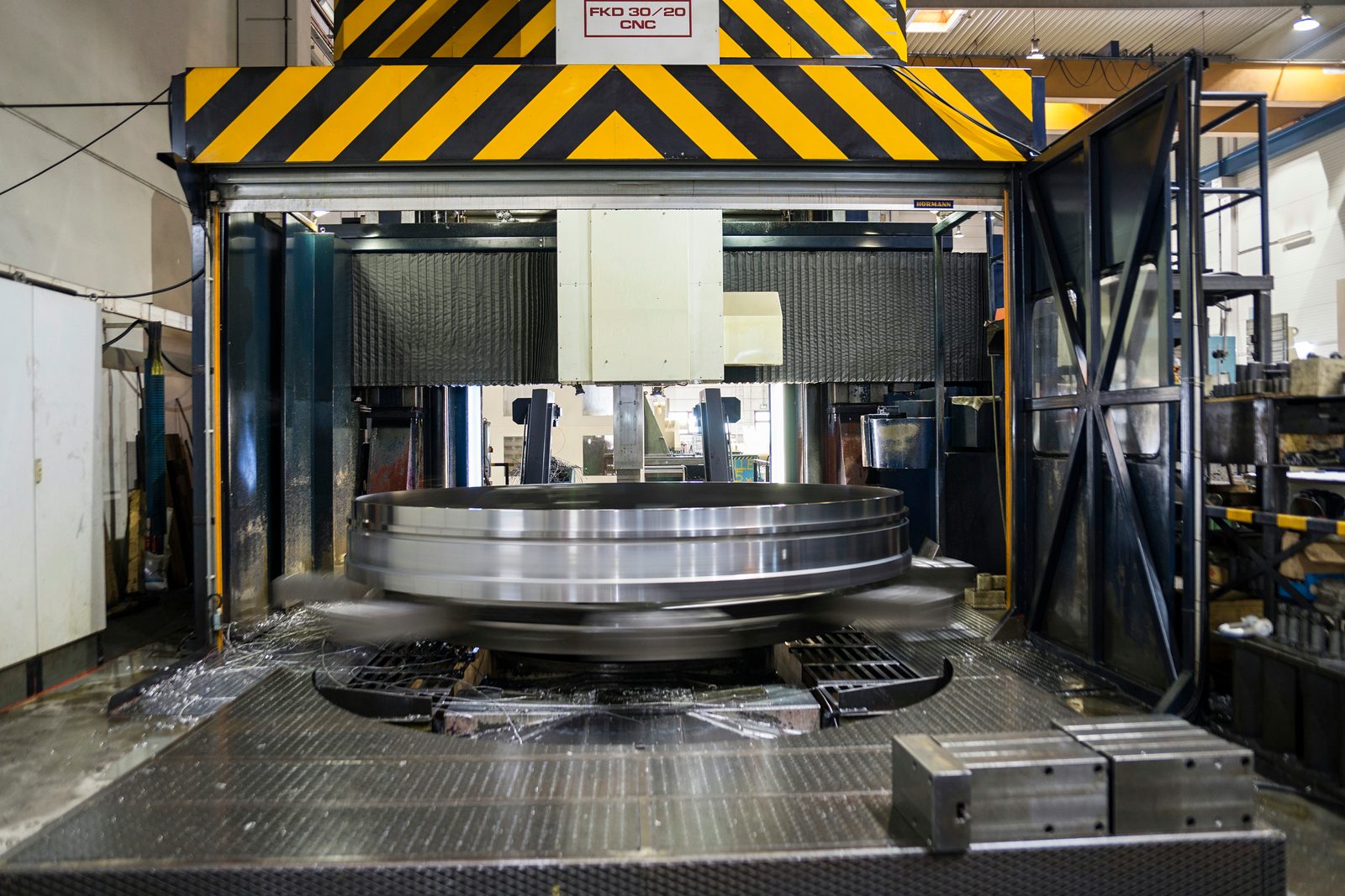Mecanizado vertical de grandes piezas, fabricación completa con pintura y montaje – piezas pesadas Bock Lorch