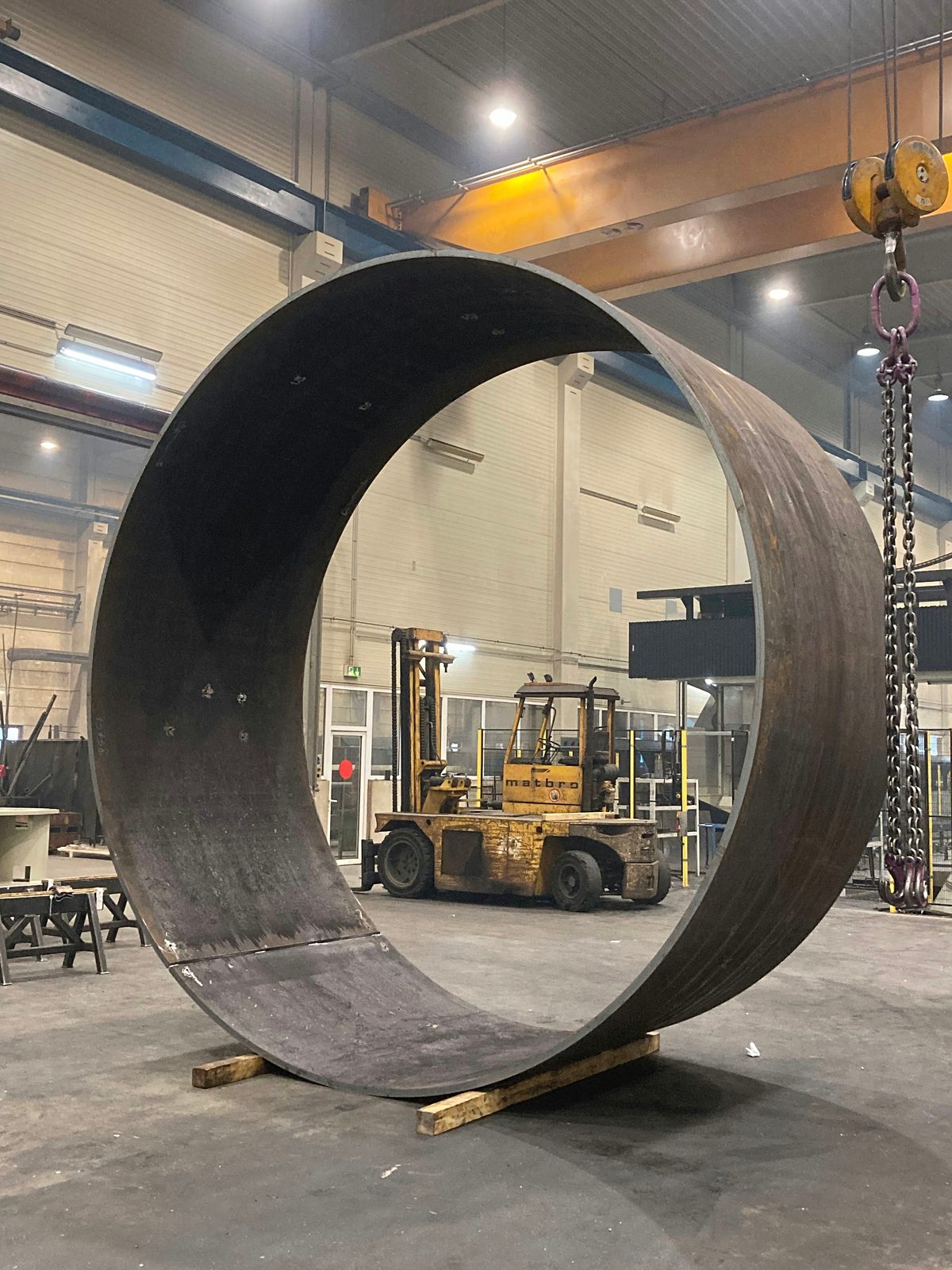 Anneau roulé de très grand diamètre en acier dans l'atelier – roulage XXL chez Bock Maschinenbau à Lorch