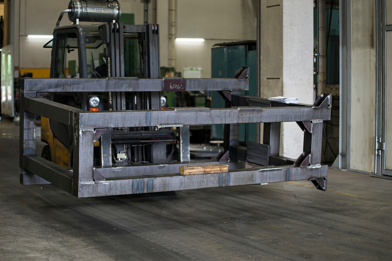 Bâti de machine soudé servant de châssis de base – ensemble soudé à l'état brut, sur le moyen de levage chez Bock Maschinenbau Lorch