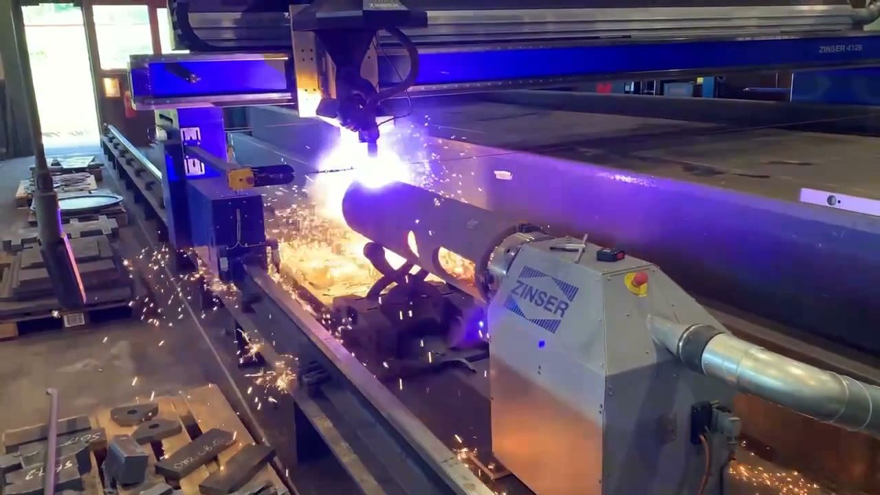 Découpe plasma 3D tubes alternative laser avec CNC en action – Bock Maschinenbau Lorch