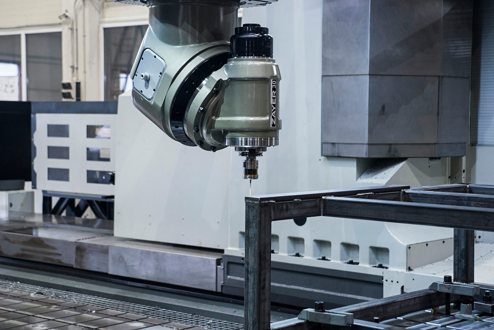 Geometrijsko mjerenje zakretne glodace glave na Zayer CNC glodacem obradnom centru - portalno glodanje obrada velikih dijelova Bock Lorch