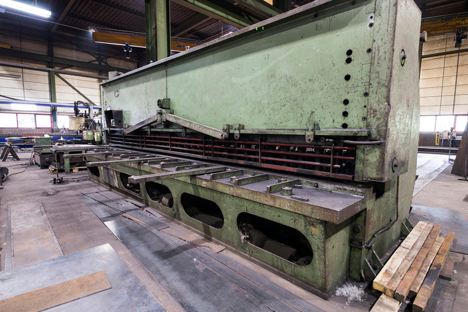 Cesoia per lamiera per taglio di lamiere e realizzazioni speciali in lavorazione conto terzi per costruzione di macchine speciali