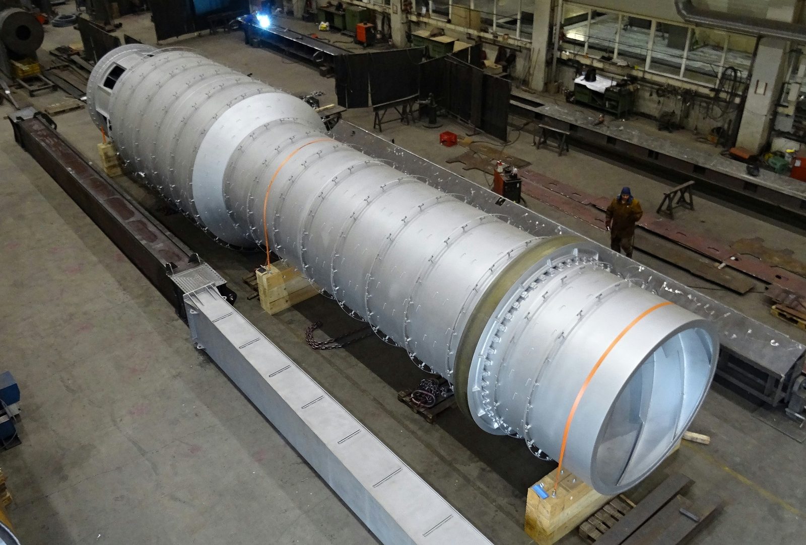 Costruzione tamburi e produzione tubi con grandi componenti come produzione completa con saldatura, montaggio e produttore conto terzi