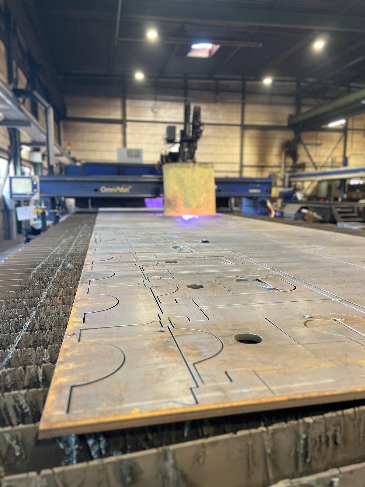 Taglio plasma CNC conto terzi – lamiera d'acciaio sulla Messer OmniMat HT-L 5000 con HPR 400