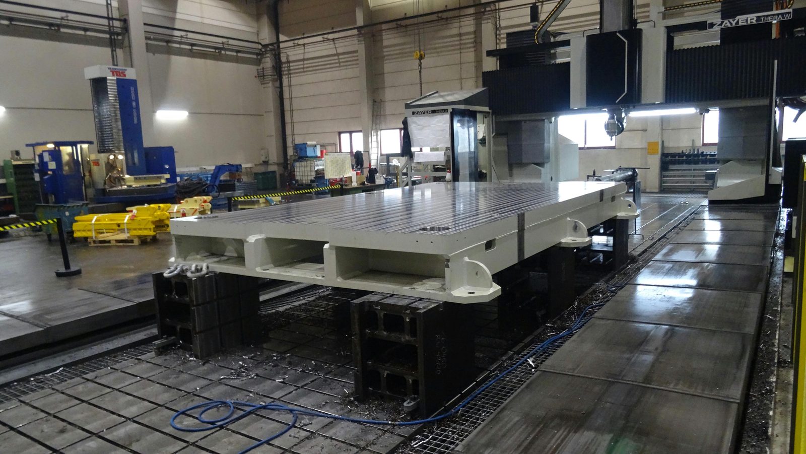 Tavola macchina presso lavorazione meccanica: sgrossatura e spianatura nella lavorazione di grandi pezzi per la costruzione di macchine – Bock