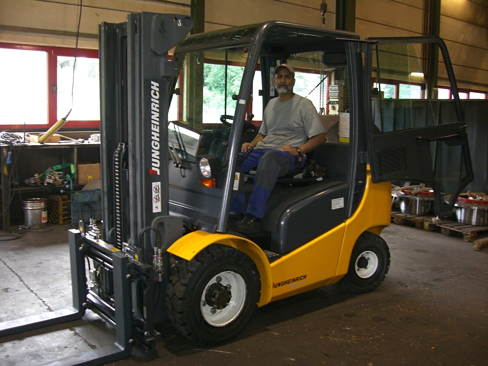 Jungheinrich DFG 430 – 3 t gaffeltruck i produksjonshallen til Bock Maschinenbau