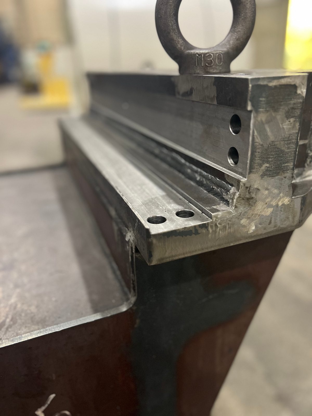 Mechanisch bewerkte lasconstructie met ingedraaide oogbout M30 als aanslagpunt en handgelaste MAG-hoeklas