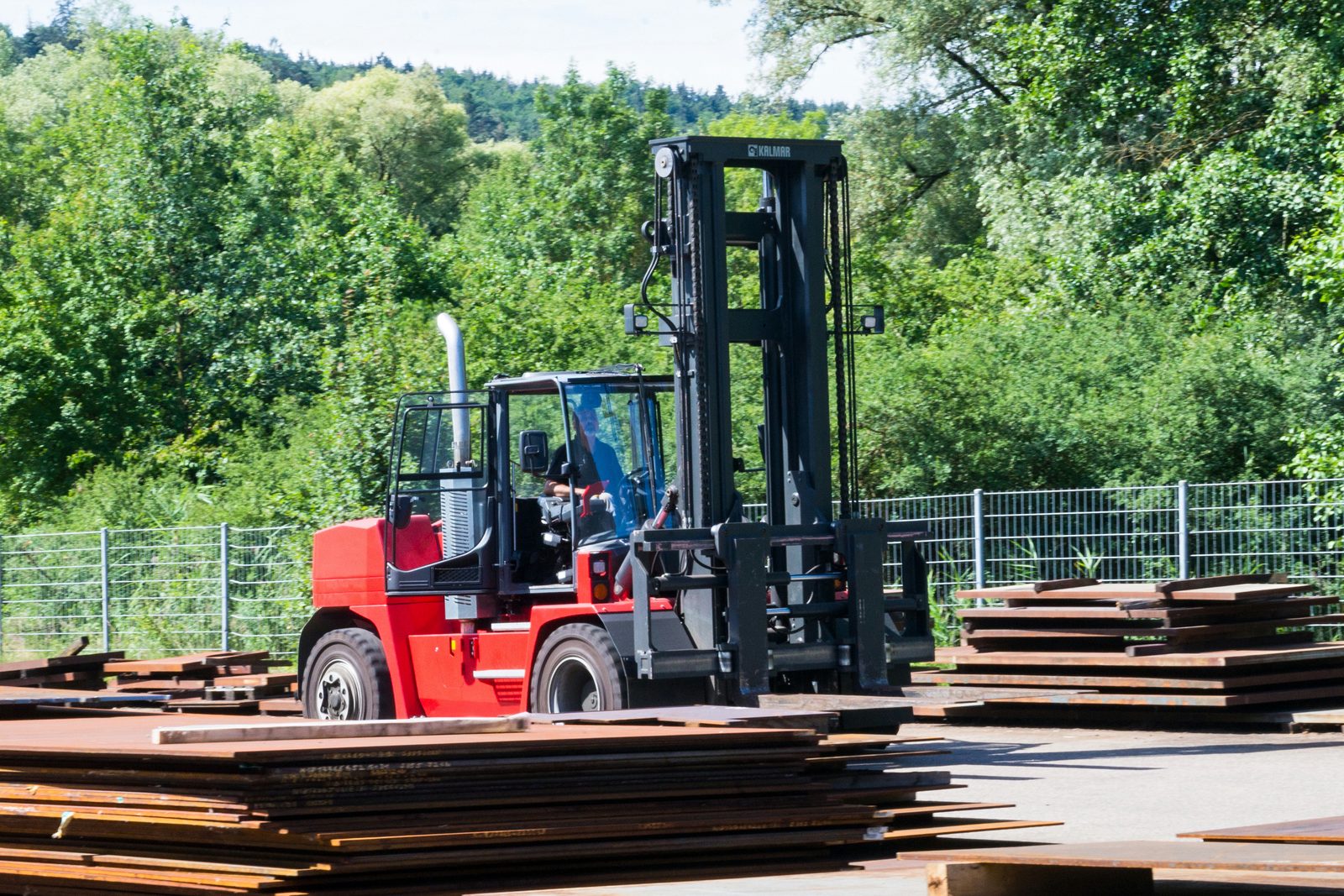 Loonproductie staalbouw – Kalmar 16 t heftruck (intern transportvoertuig) – staalplaten in de materiaalopslag