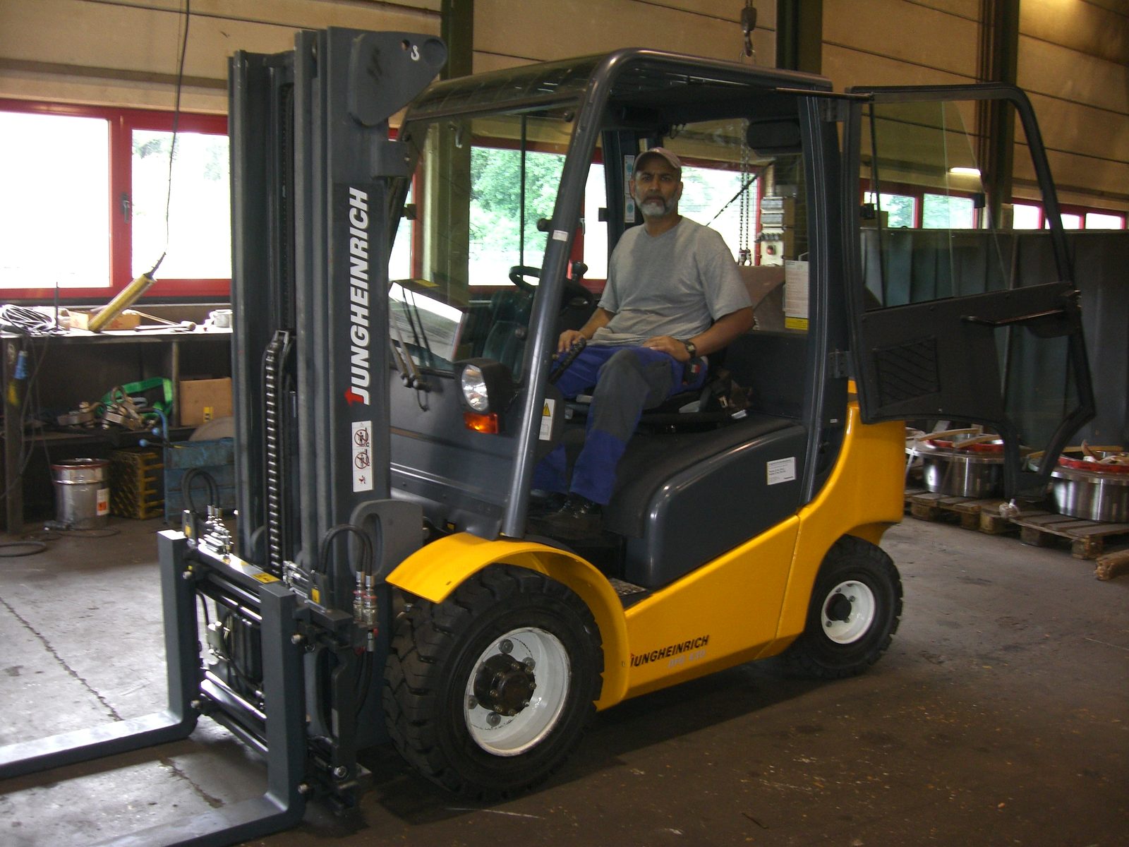 Jungheinrich DFG 430 – 3 t heftruck in de productiehal van Bock Maschinenbau