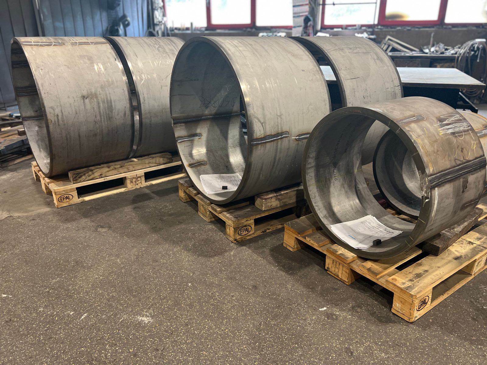 Rondgewalste cilindrische mantelringen van roestvast staal 1.4404 met langsnaad op pallets – RVS walsen in loonproductie bij Bock Maschinenbau