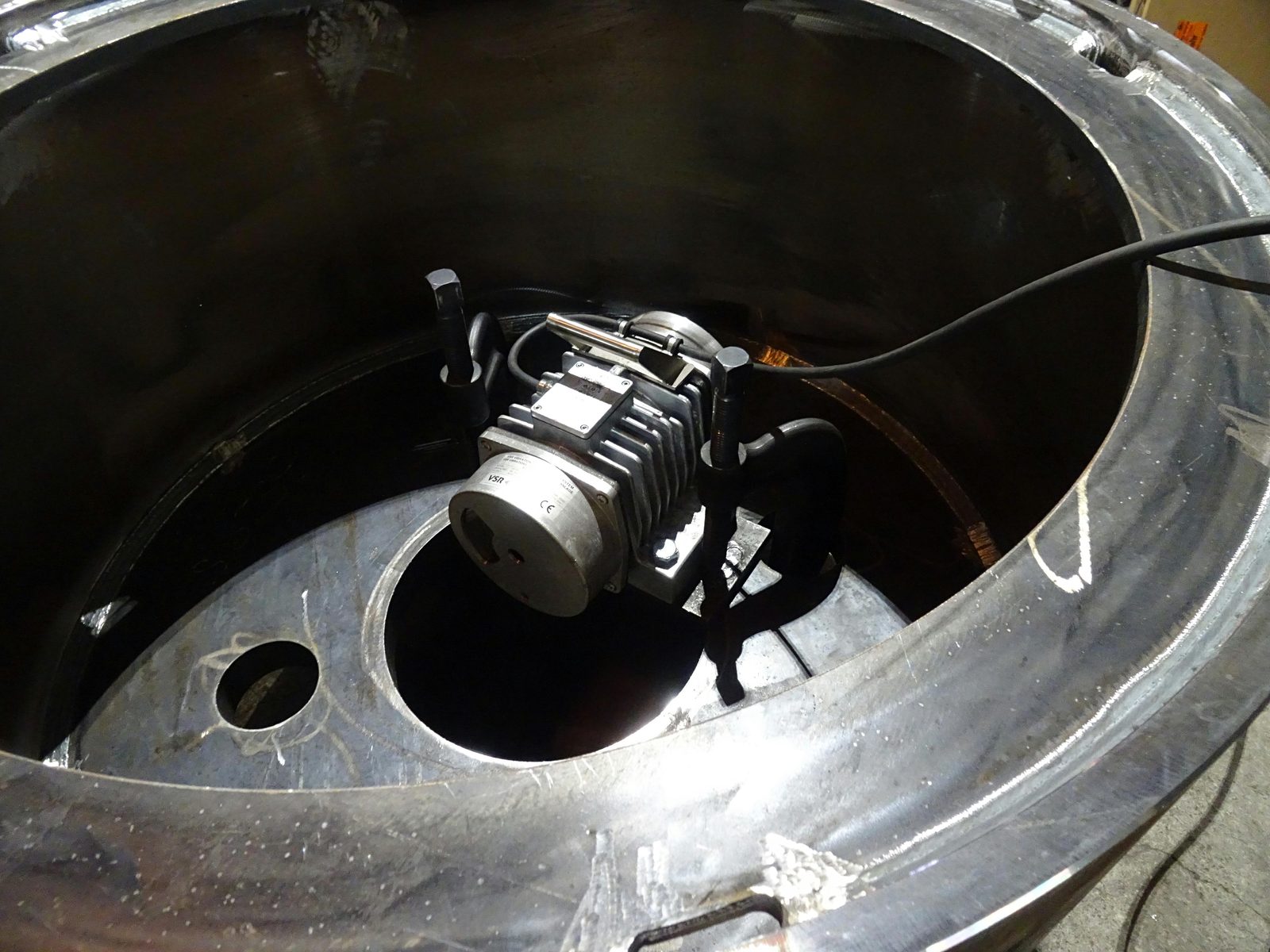 Motor de desequilíbrio para alívio de tensões por vibração montado para reduzir eficientemente as tensões residuais