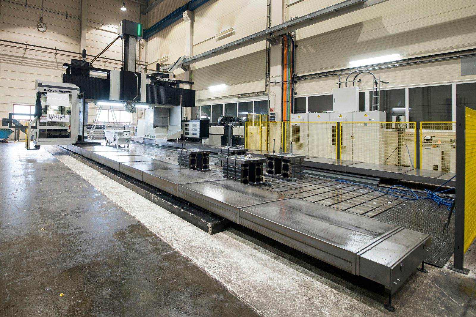 Fresadora de pórtico CNC Zayer Thera W com furadora e 16 000 mm de curso – fresagem em pórtico, mandriladora, subcontratação Bock