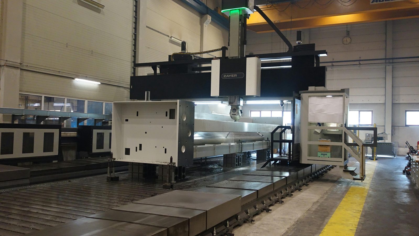 Fresadora de pórtico CNC para maquinação de grandes peças na construção de máquinas especiais com maquinação mecânica e mandriladora