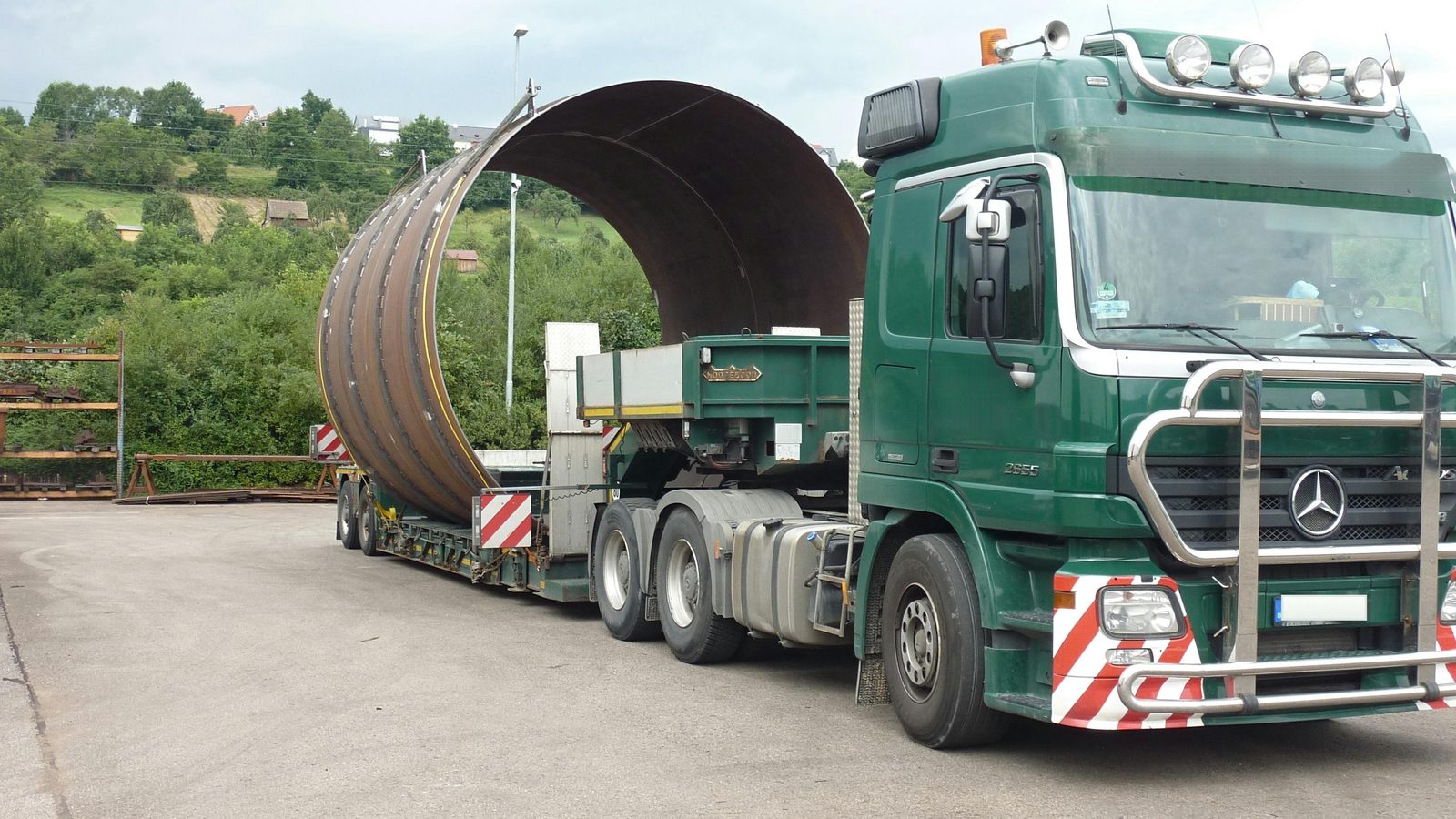 Transporte especial de uma virola cilíndrica XXL calandrada – calandragem e curvatura de chapa por encomenda, Bock Maschinenbau Lorch
