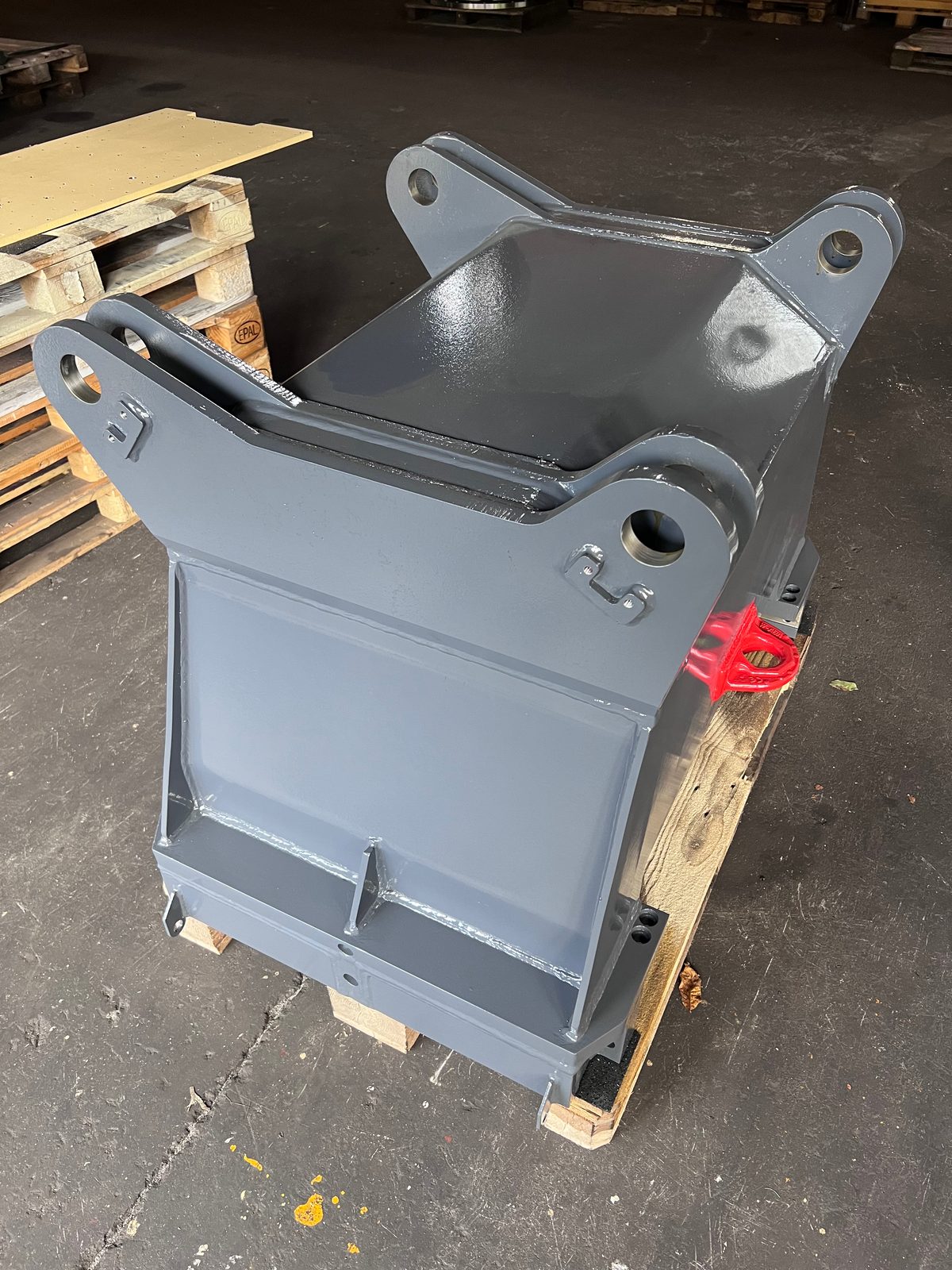 Ansamblu sudat vopsit în gri pentru utilaje de construcții, cu găuri prelucrate în urechile de prindere – construcții metalice la Bock Maschinenbau