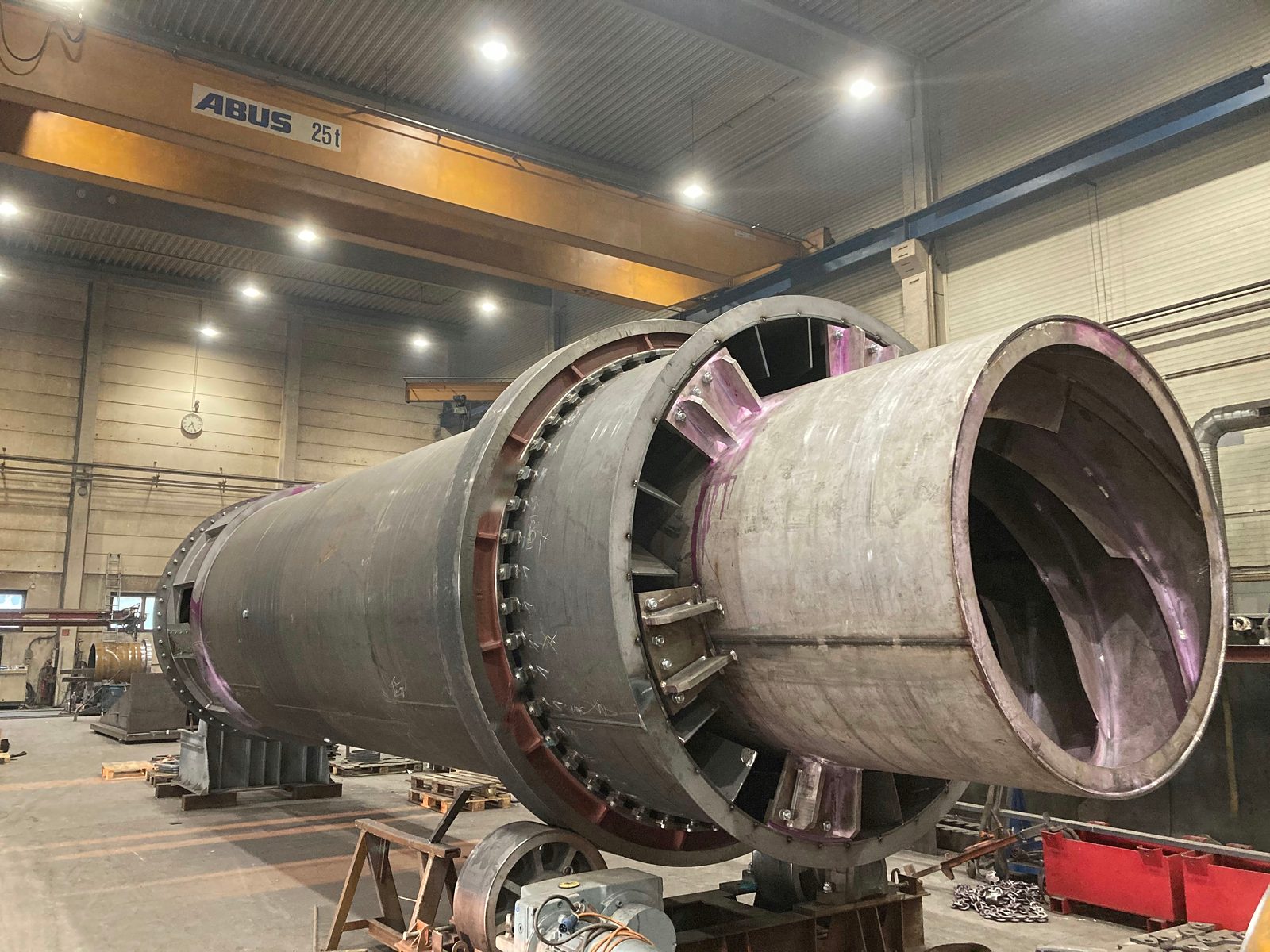 Control nedistructiv al sudurilor unui cuptor rotativ – examinare cu lichide penetrante la îmbinarea cu flanșă înșurubată, Bock Maschinenbau Lorch