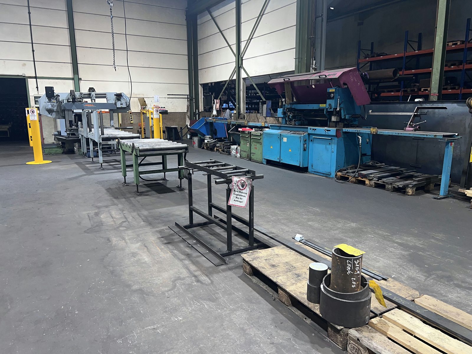 Debitare cu ferăstrău țevi și profile în lohn – secție – pentru profile și grinzi
