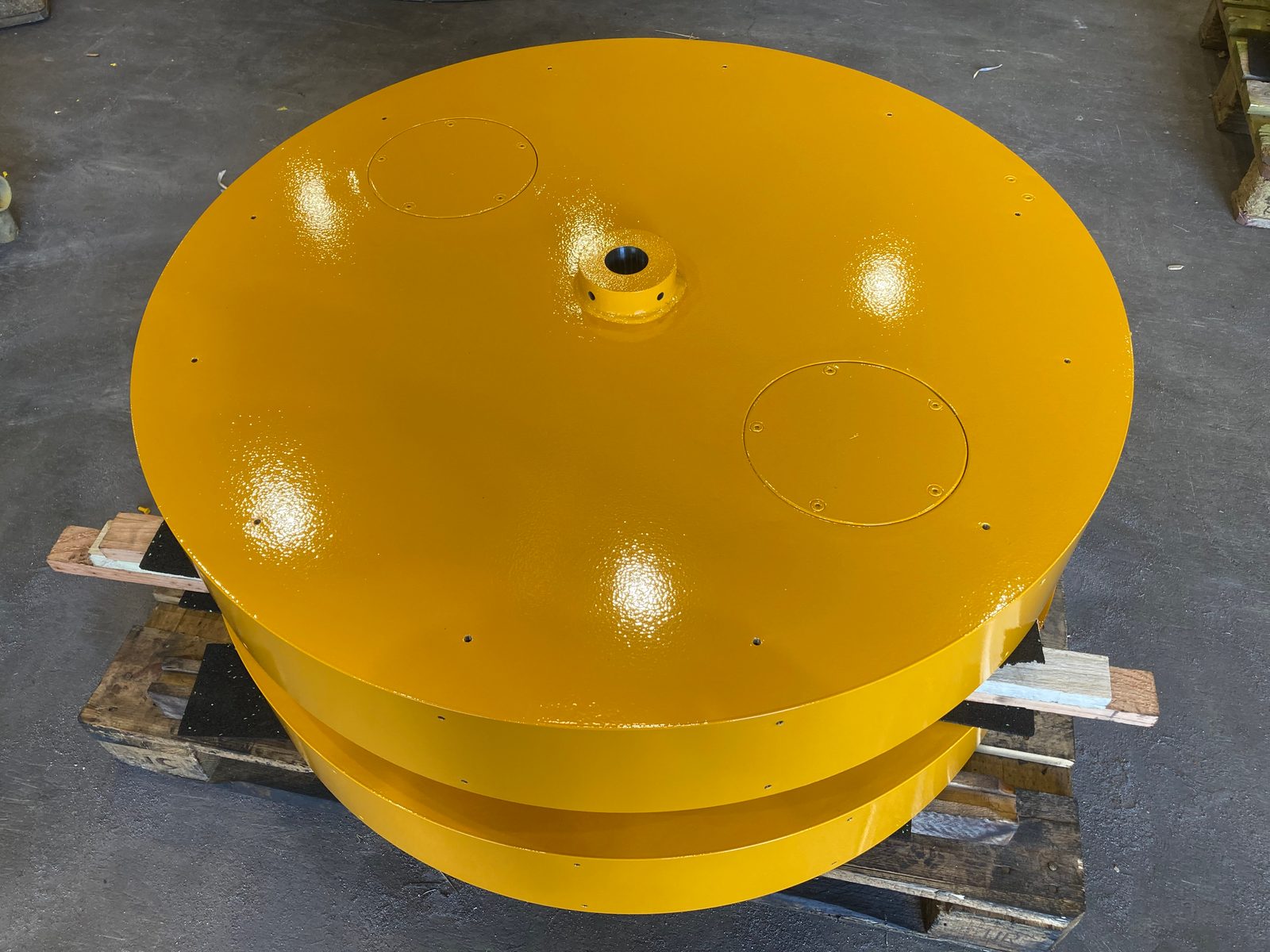 Discuri de oțel debitate termic, prelucrate mecanic și vopsite în galben – vopsire industrială EN ISO 12944 la Bock Maschinenbau, zona Stuttgart
