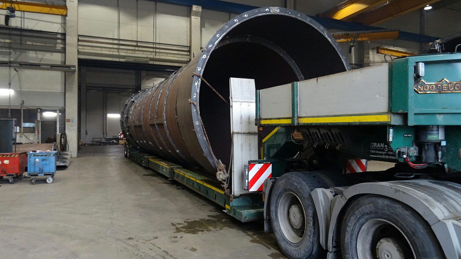 Uscător industrial în format special din construcții metalice în timpul montajului